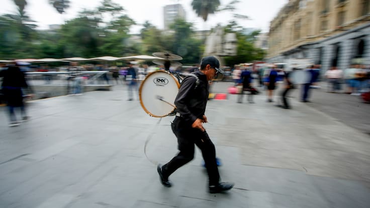 “Nos quieren sacar”: chinchineros acusan persecución de la Municipalidad de Santiago y exigen recuperar sus permisos