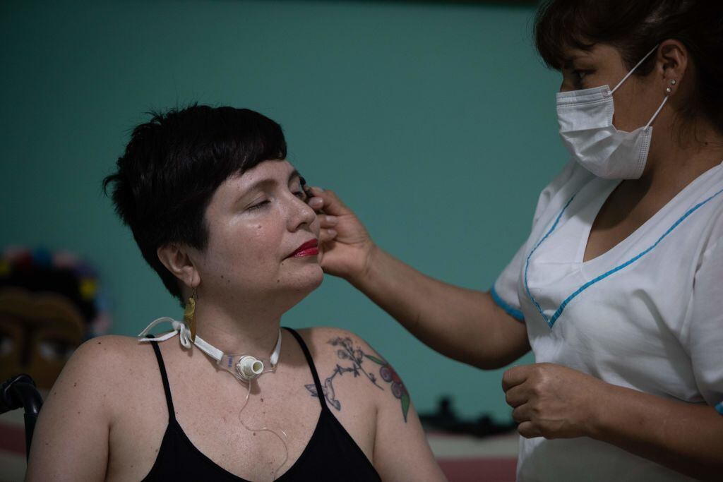 Enfermera asiste a Ana, quien sufre enfermedad incurable en Perú