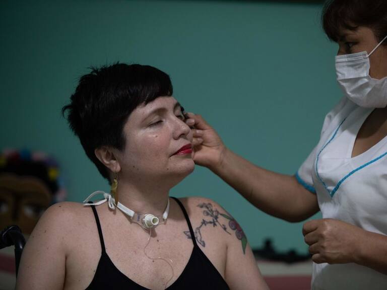 Enfermera asiste a Ana, quien sufre enfermedad incurable en Perú