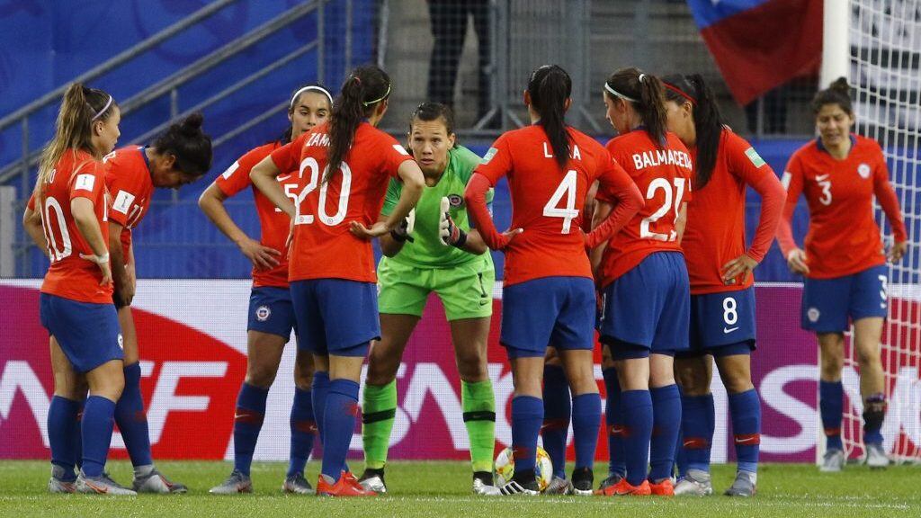 11 de Junio de 2019/RENNESChristiane Endler habla con sus jugadoras durante el partido por el grupo F del Mundial Femenino Francia 2019 entre las selecciones de Chile vs Suecia, jugado en el Estadio Roazhon Park de Rennes
FOTO: MARIO DAVILA/AGENCIAUNO