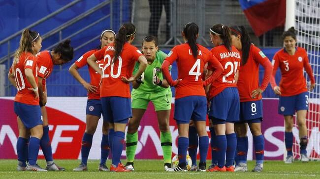 11 de Junio de 2019/RENNESChristiane Endler habla con sus jugadoras durante el partido por el grupo F del Mundial Femenino Francia 2019 entre las selecciones de Chile vs Suecia, jugado en el Estadio Roazhon Park de Rennes
FOTO: MARIO DAVILA/AGENCIAUNO