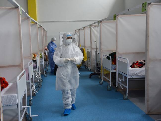 Un trabajador de la salud supervisa a pacientes del Covid-19 en Túnez