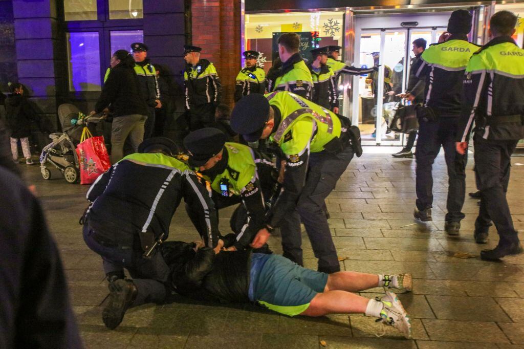 Policía de Irlanda arresta a uno de los manifestantes en Dublín