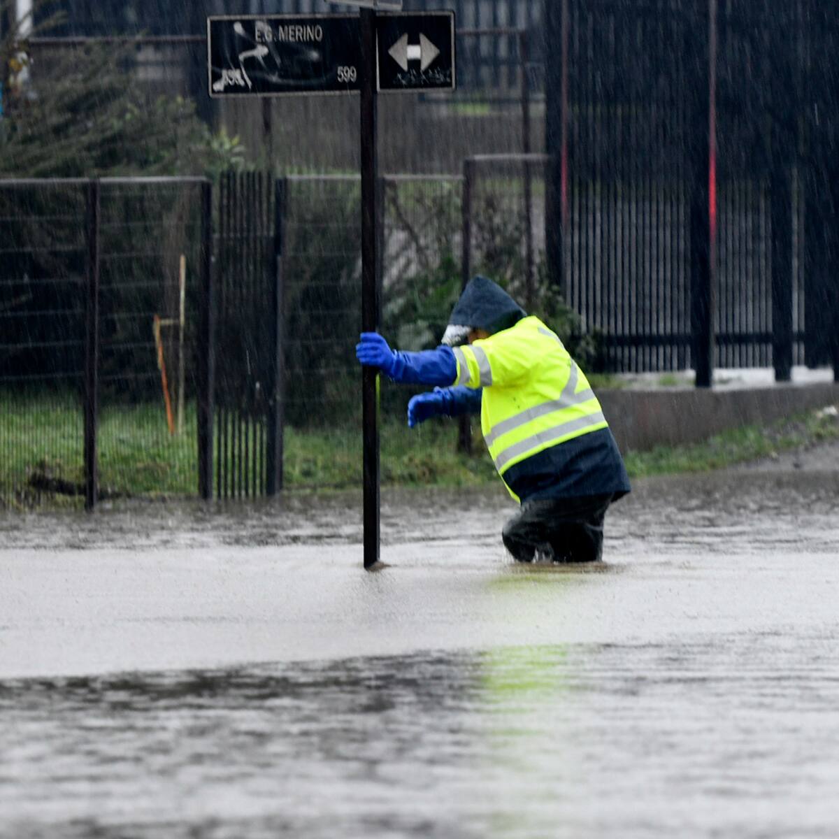 Senapred reporta 17 damnificados por sistema frontal que afecta al sur de Chile y monitorea avance de las lluvias hacia la zona central