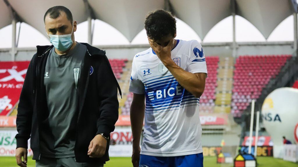 28 de Marzo del 2021/CHILLANGonzalo Tapia sale lesionado del terreno de juego, durante el partido valido por la Primera fecha del Campeonato Nacional AFP PlanVital 2021, entre Ñublense vs Universidad Catolica, disputado en el Estadio Nelson Oyarzun Arenas.
FOTO:FELIPE VENEGAS/AGENCIA UNO