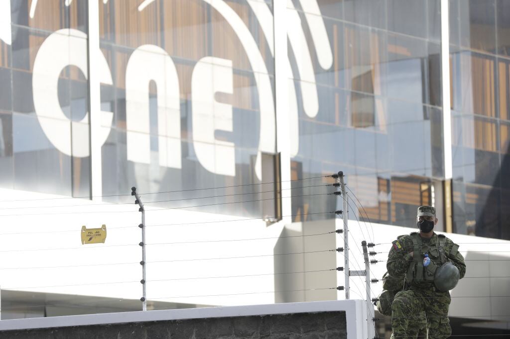 Un policía custodia la sede de la CNE en Quito