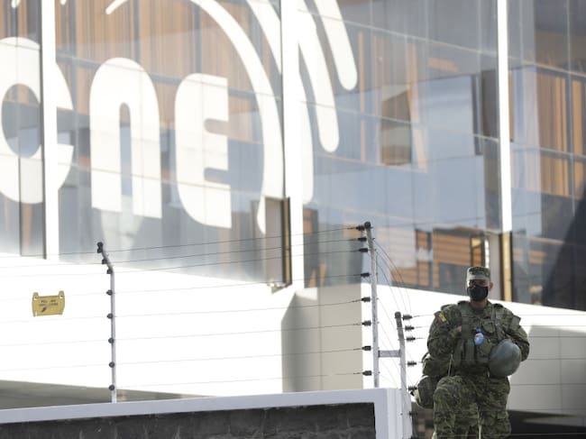 Un policía custodia la sede de la CNE en Quito