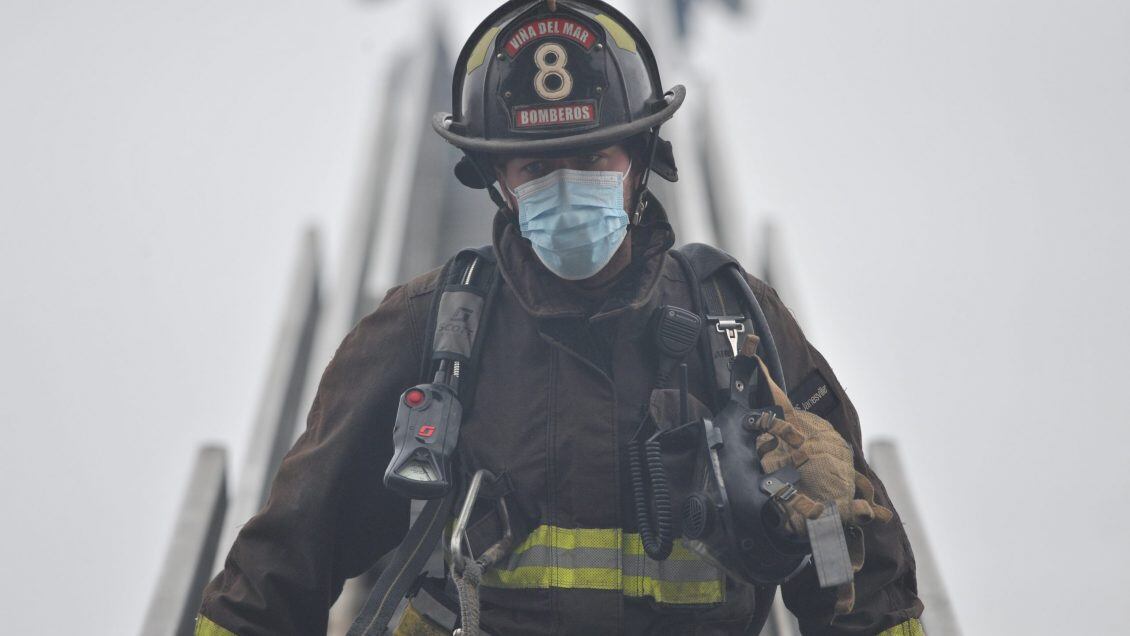 06 de febrero del 2022/VIÑA DEL MAR Bomberos terminan de apagar incendio ocurrido al frente del parque Italia en la calle Pedro Montt, la catástrofe dejó tres familias en la calle, nueve adultos y tres menores de edad más quince locales con pérdida total. 
FOTO: OSCAR GUERRA/AGENCIAUNO