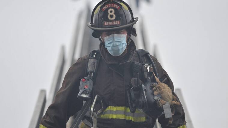 06 de febrero del 2022/VIÑA DEL MAR Bomberos terminan de apagar incendio ocurrido al frente del parque Italia en la calle Pedro Montt, la catástrofe dejó tres familias en la calle, nueve adultos y tres menores de edad más quince locales con pérdida total.
FOTO: OSCAR GUERRA/AGENCIAUNO