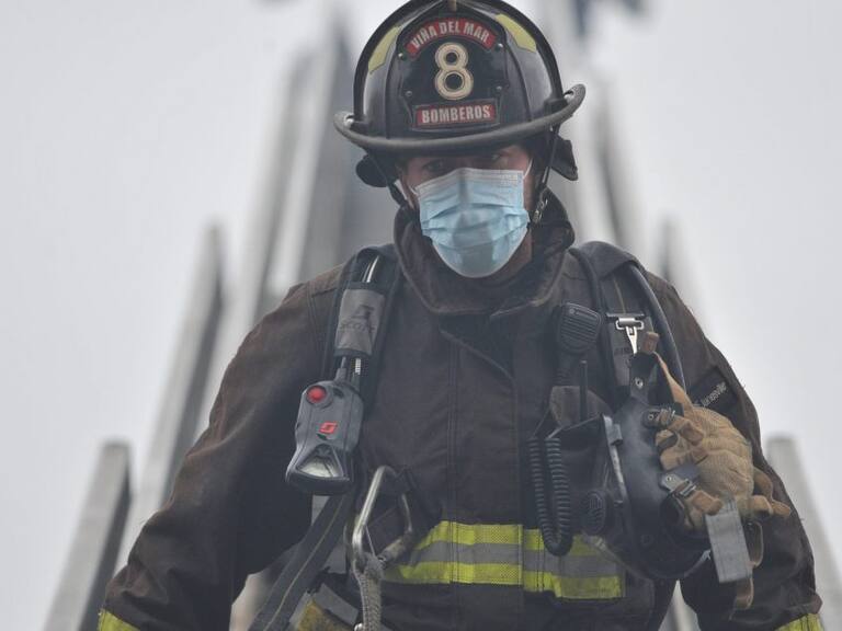 06 de febrero del 2022/VIÑA DEL MAR Bomberos terminan de apagar incendio ocurrido al frente del parque Italia en la calle Pedro Montt, la catástrofe dejó tres familias en la calle, nueve adultos y tres menores de edad más quince locales con pérdida total.
FOTO: OSCAR GUERRA/AGENCIAUNO