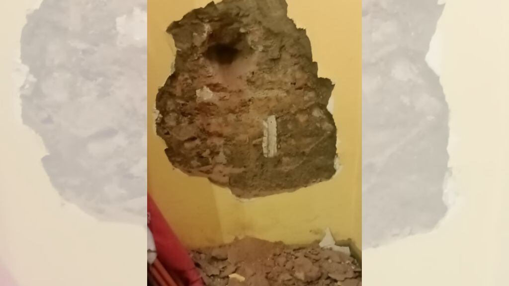 El forado infructuoso que los ladrones hicieron. / Cedida.