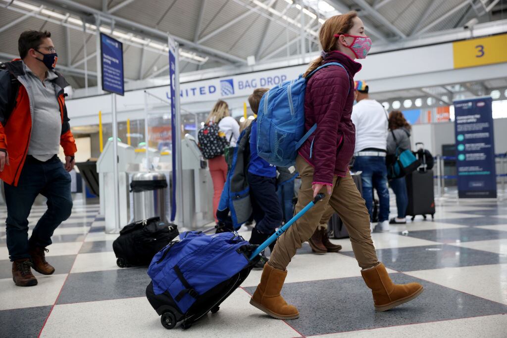 Viajeros se desplazan por el aeropuerto de Chicago