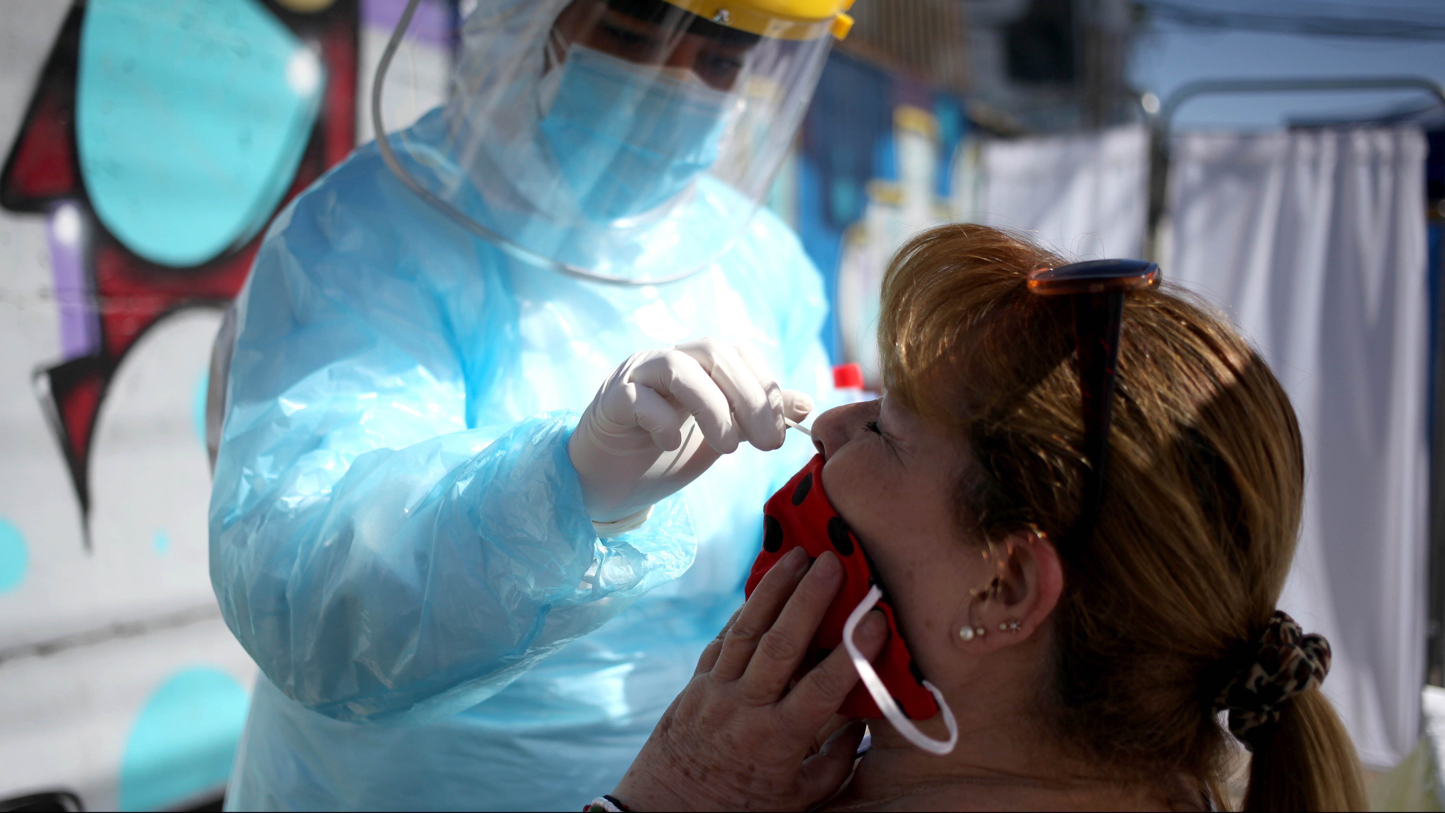 04 DE OCTUBRE DE 2020/SANTIAGO
Personal medico encargado de tomar test PCR, ante el potencial incremento en la demanda en pasajeros en la Región Metropolitana realizan operativo de Búsqueda Activa de Casos a 250 conductores de taxis y colectivos, en Avenida Beauchef 1204, Santiago.

FOTO: AILEN DÍAZ/AGENCIAUNO