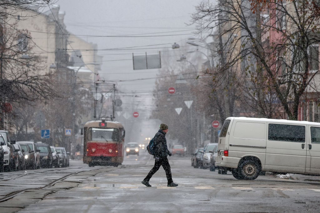 Una persona camina mientras cae la nieve en la ciudad de Kiev en Ucrania