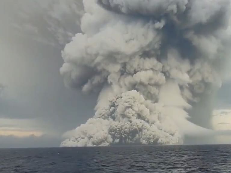 Los impactantes registros de la erupción de volcán submarino en Tonga y los tsunamis provocados