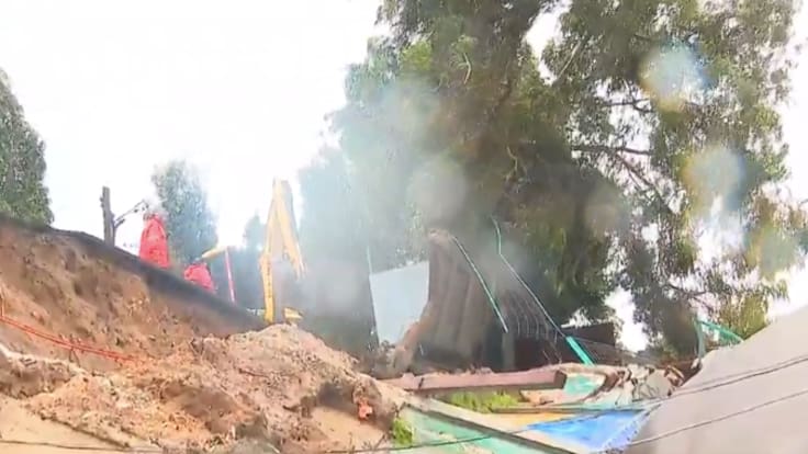 Sistema frontal provoca impactante derrumbe: muro de colegio cayó sobre una vivienda en Viña del Mar