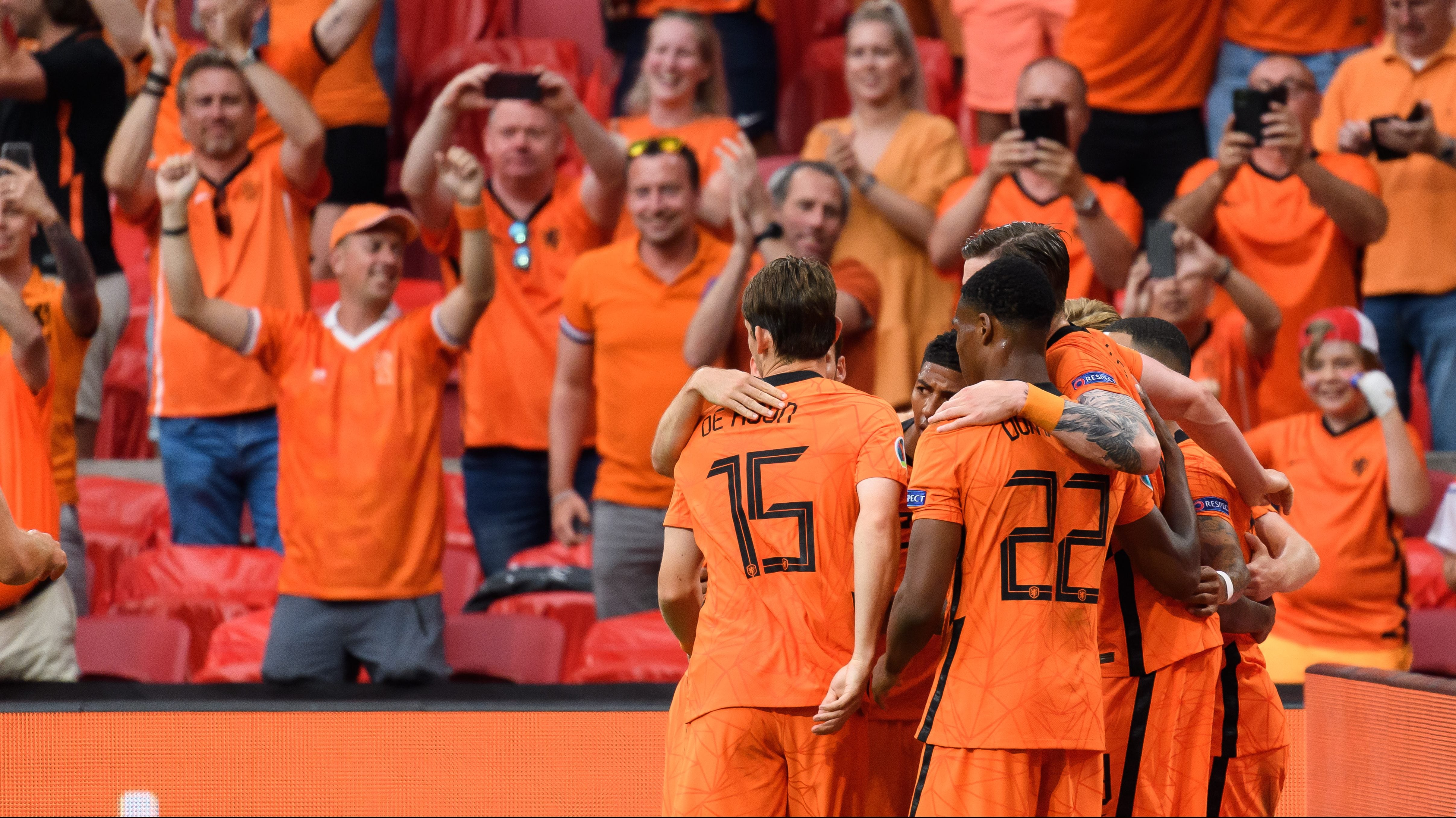 AMSTERDAM, NETHERLANDS - JUNE 17: (BILD ZEITUNG OUT) Memphis Depay of Netherlands celebrates after scoring his team's first goal with teammates during the UEFA Euro 2020 Championship Group C match between the Netherlands and Austria at Johan Cruijff Arena on June 17, 2021 in Amsterdam, Netherlands. (Photo by Alex Gottschalk/DeFodi Images via Getty Images)