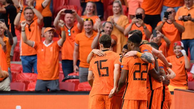 AMSTERDAM, NETHERLANDS - JUNE 17: (BILD ZEITUNG OUT) Memphis Depay of Netherlands celebrates after scoring his team's first goal with teammates during the UEFA Euro 2020 Championship Group C match between the Netherlands and Austria at Johan Cruijff Arena on June 17, 2021 in Amsterdam, Netherlands. (Photo by Alex Gottschalk/DeFodi Images via Getty Images)