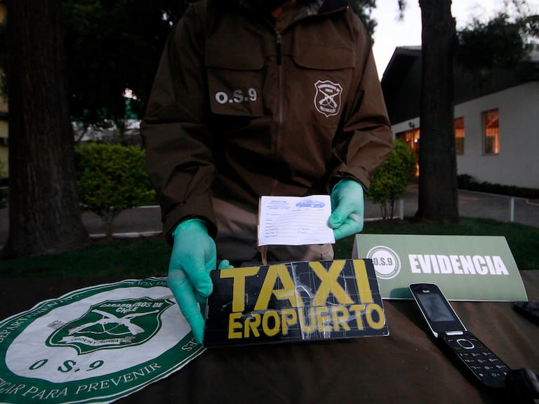 Llegaban a cobrar hasta $7 millones por carrera: así operaban los taxistas piratas detenidos por estafar a turistas en el Aeropuerto de Santiago