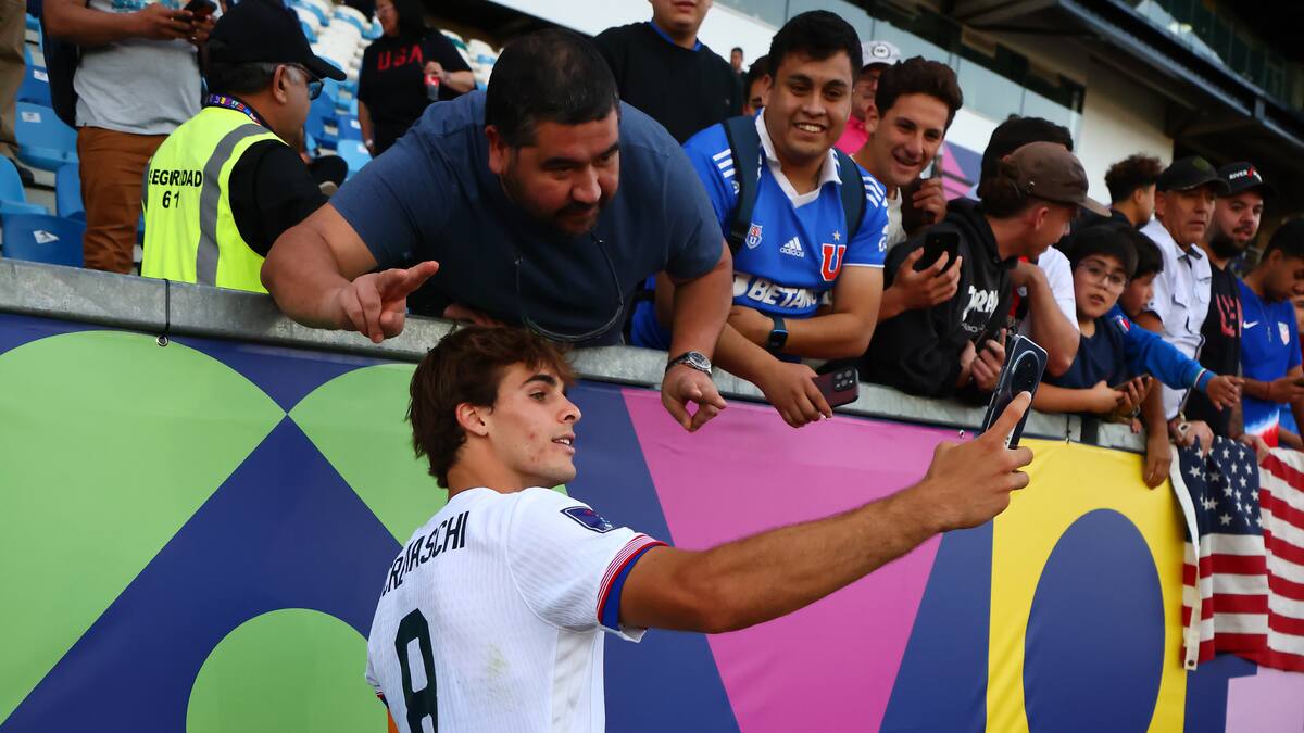 Figura del Mundial Sub 20 se rinde ante una leyenda del fútbol chileno, pero lo confundió: “Me van a matar”