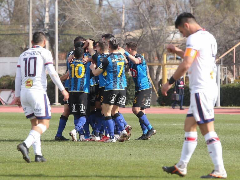 Huachipato derrotó en los descuentos a Melipilla y empieza a dejar la parte baja de la tabla