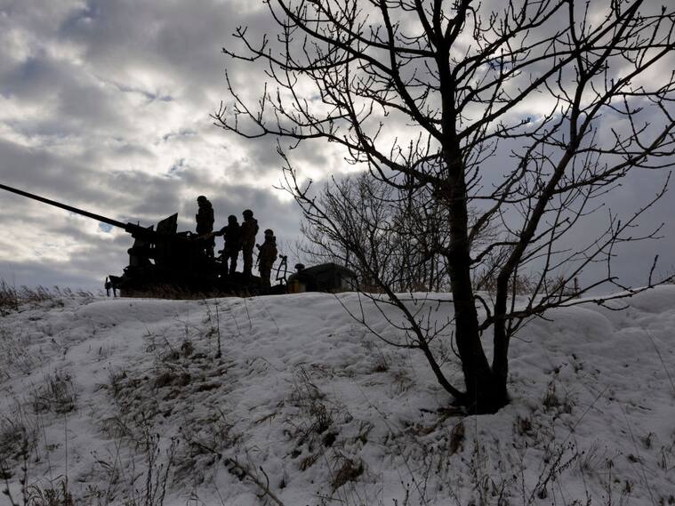 Soldados de Ucrania mantienen artillería cerca de Bajmut en el Donetsk