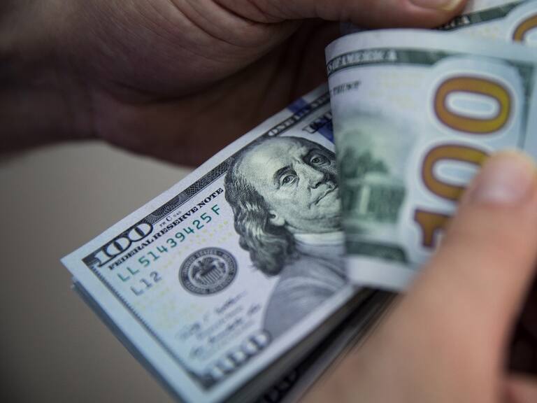 Dólar en Chile: divisa abre a la baja y desciende de los $950