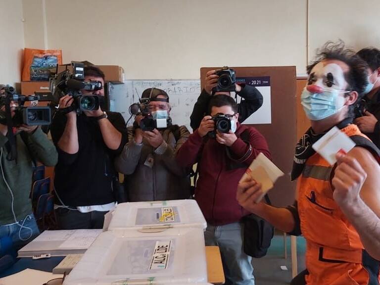 En completo silencio: el famoso Mimo Tuga causó sensación en local de votación en Valparaíso