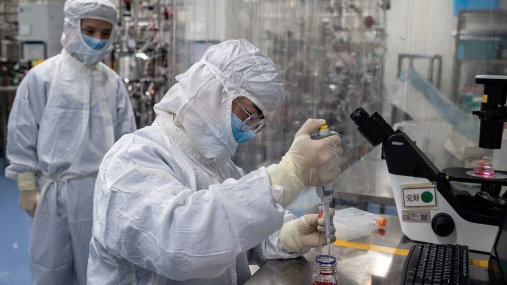 Médico realiza test del Covid-19 en China