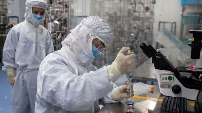 Médico realiza test del Covid-19 en China