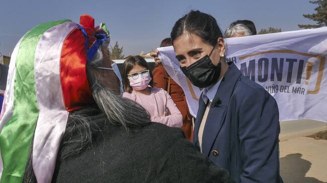 La visita de Macarena Ripamonti, alcaldesa electa de Viña del Mar, a una olla común en la zona. Foto: Agencia Uno