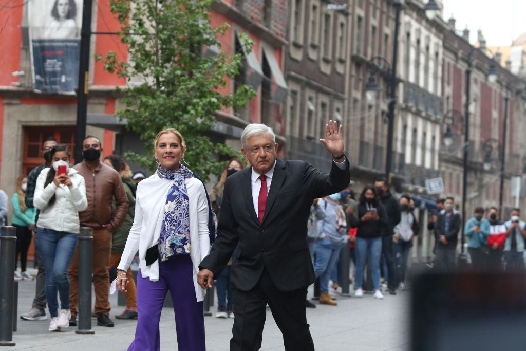 El presidente mexicano Andrés López Obrador y su esposa Beatriz Gutiérrez en día electoral