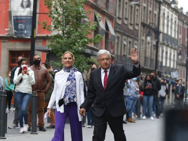 El presidente mexicano Andrés López Obrador y su esposa Beatriz Gutiérrez en día electoral