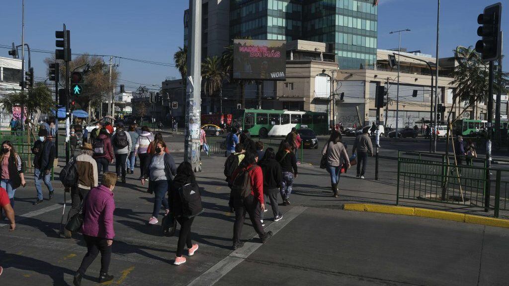 11 De Junio del 2021/SantiagoPersonas transitan en los alrededores de la Plaza de Maipu, pese a que la comuna esta en cuarentena.

FOTO: DANIEL ARAYA MARTIN/AGENCIAUNO