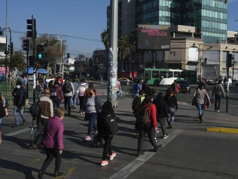 11 De Junio del 2021/SantiagoPersonas transitan en los alrededores de la Plaza de Maipu, pese a que la comuna esta en cuarentena.
FOTO: DANIEL ARAYA MARTIN/AGENCIAUNO