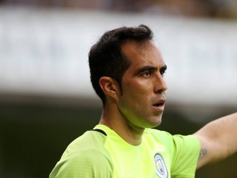 Claudio Bravo: El camarín de Chile es difícil, no todos somos amigos