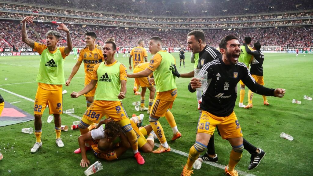 Tigres de Igor Lichnovsky se consagra campeón en México tras remontar la final ante Chivas