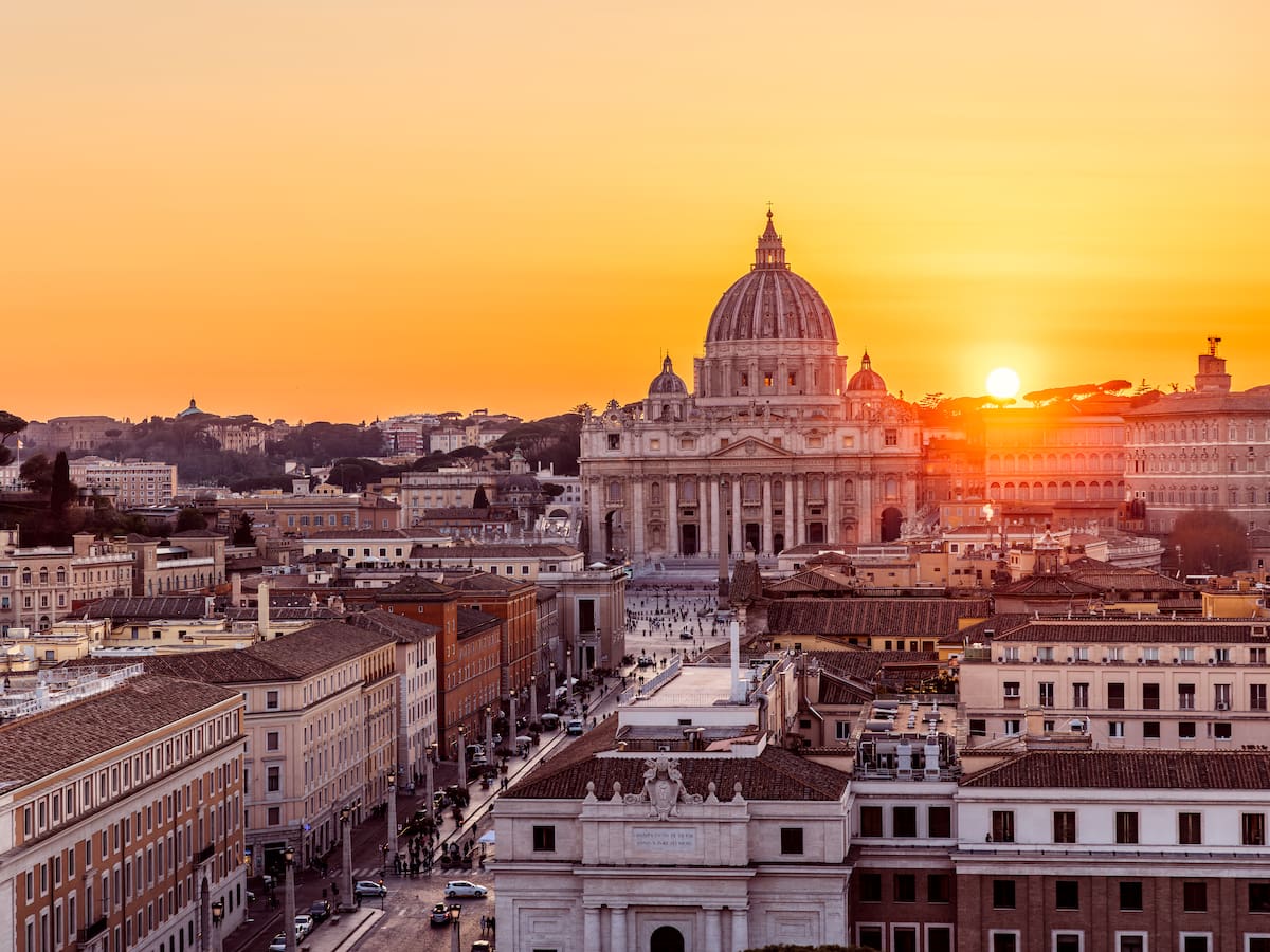 Este es el sueldo que ganan los cardenales en el Vaticano (y todos los beneficios que obtienen)