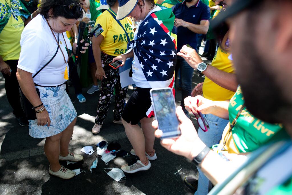 Personas botando mascarillas en Brasil. Getty Images.