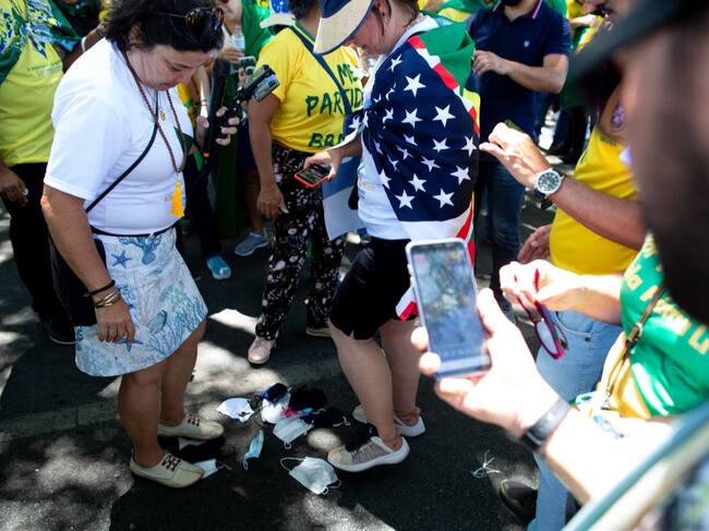 Personas botando mascarillas en Brasil. Getty Images.