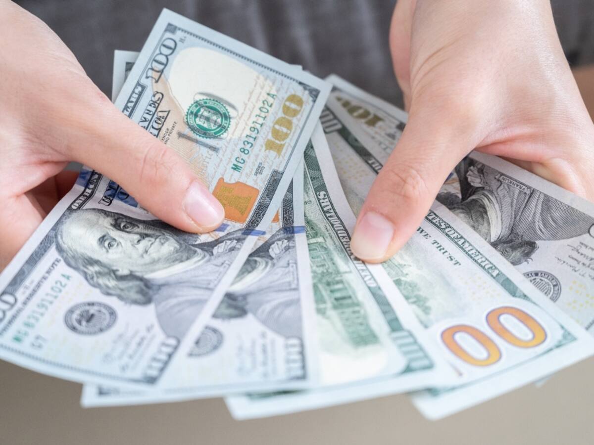 Dólar abre con pequeño descenso y se mantiene bajo los 900 pesos