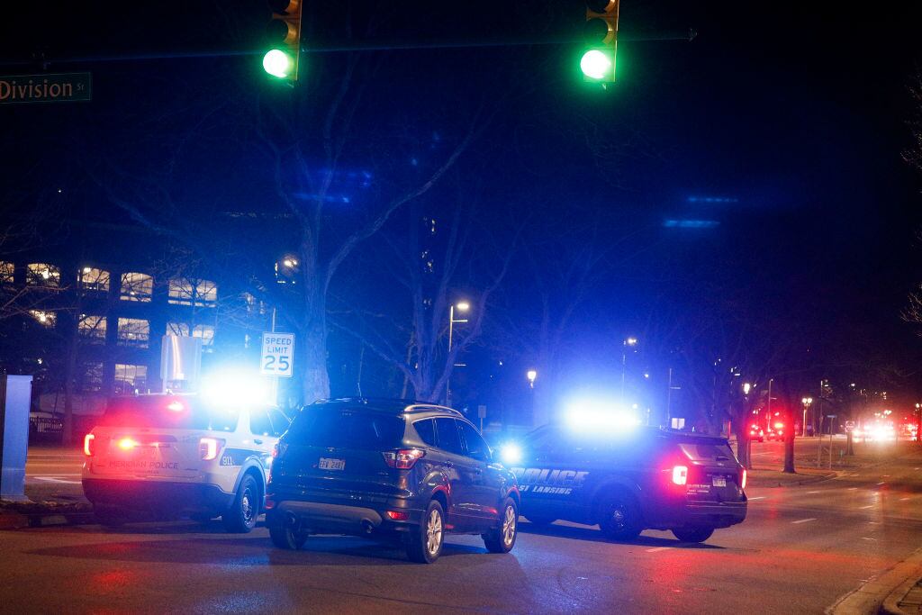 Policías llegar tras tiroteo en el campus de la Universidad Michigan State