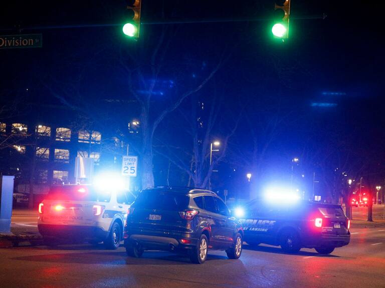 Policías llegar tras tiroteo en el campus de la Universidad Michigan State