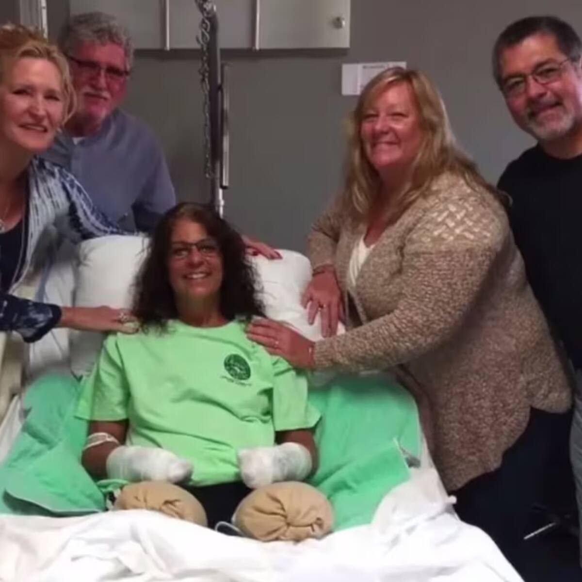 Un gesto del amor más puro casi la mata: la historia de una mujer que perdió brazos y piernas por interactuar con su mascota