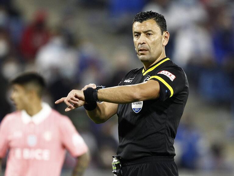 Roberto Tobar en su rol de presidente de la Comisión de Árbitros: «Los jugadores chilenos tienen que ser más atrevidos, como en Argentina»