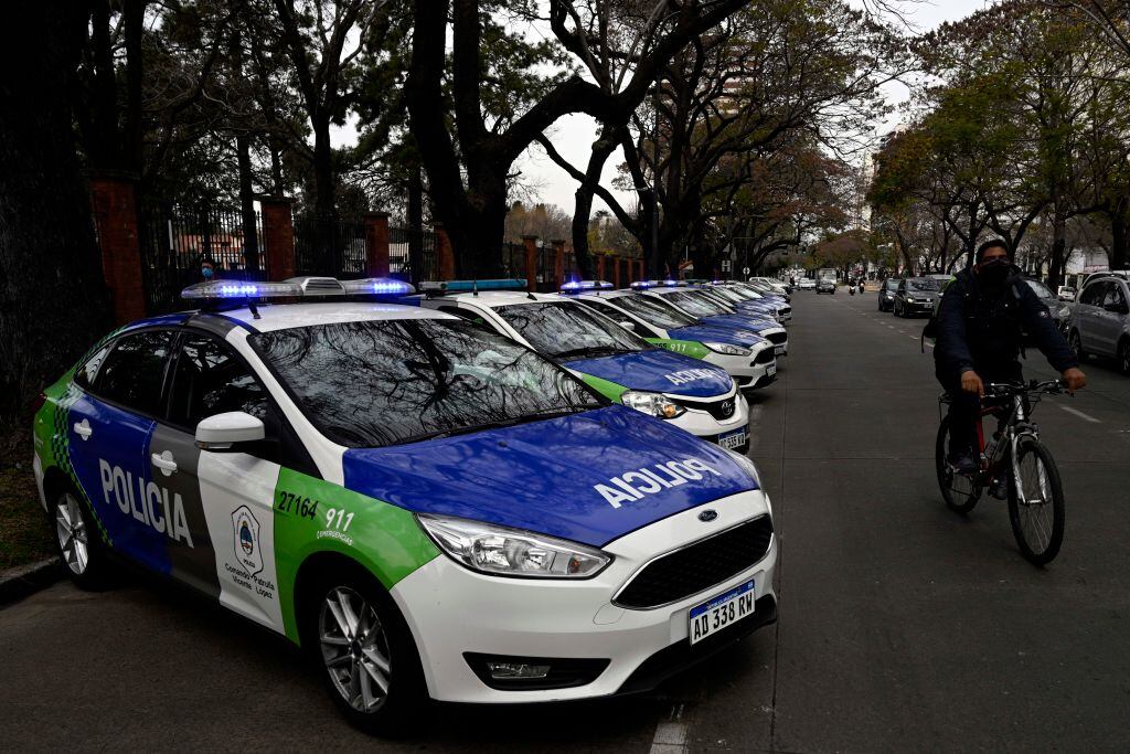 Vehículos de la policía bonaerense cierra el paso ante la residencia presidencial