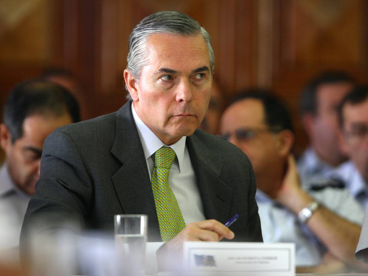 Ex comandante en jefe del Ejército, Óscar Izurieta, es formalizado por uso indebido de fondos reservados