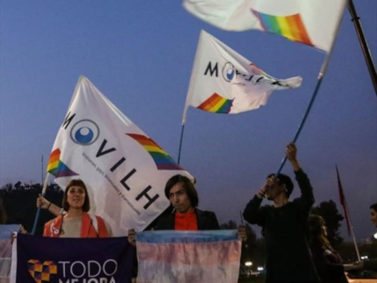 Desconocidos rayaron sede del Movilh con consignas homofóbicas
