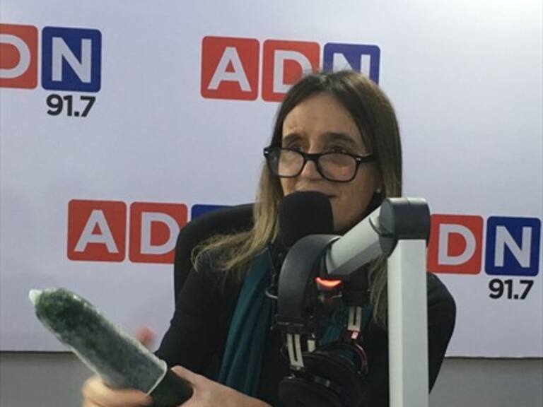 Sexóloga explica cómo poner un condón de forma correcta