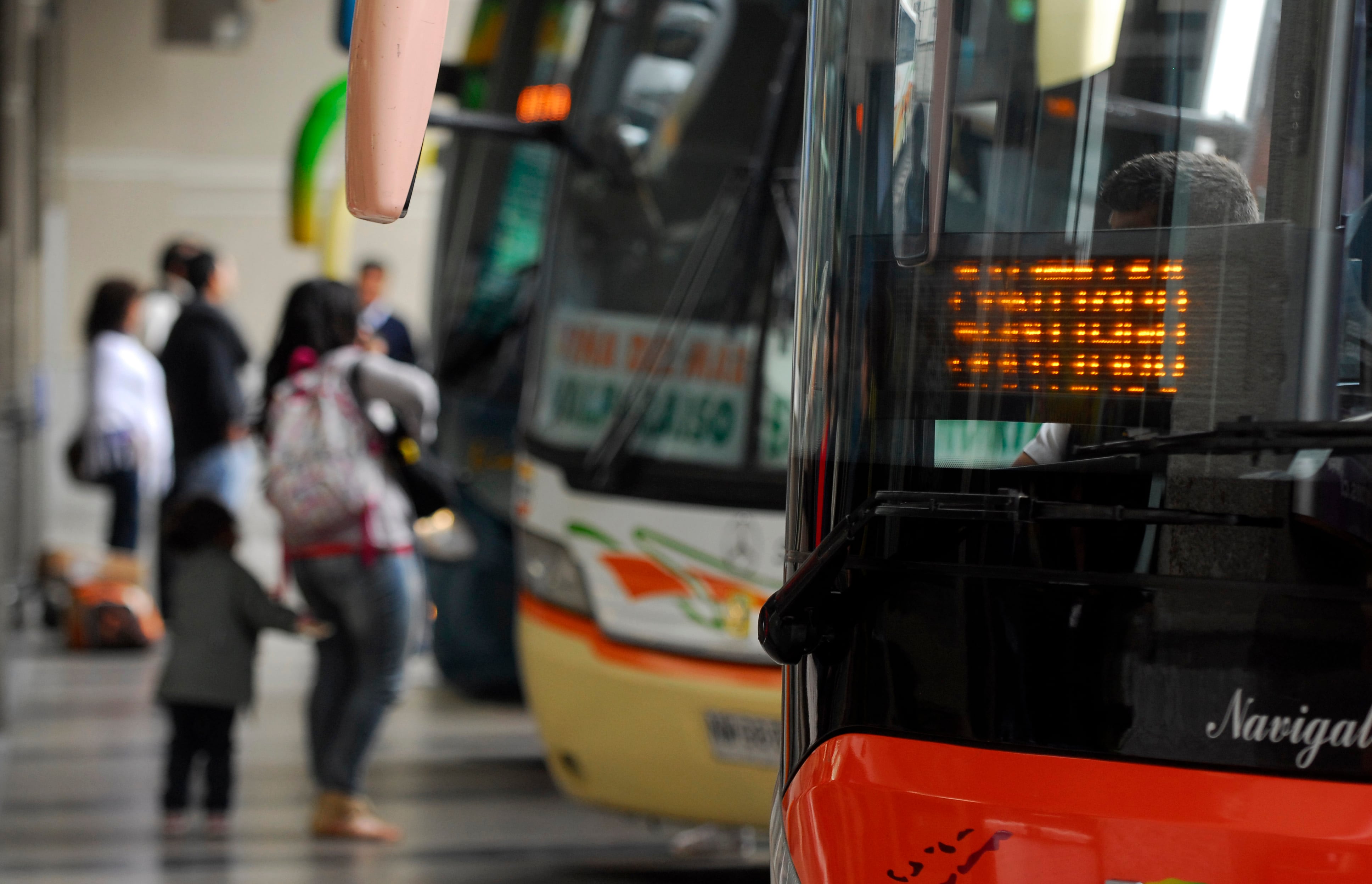 28 DICIEMBRE  DE 2011/ VIÑA DEL MAREn el terminal Rodoviario las autoridades municipales, Fenabus, carabineros y la PDI realizan las medidas de seguridad en los vehículos de trasportes de pasajeros por las salidas y llegadas  para la región de Valparaíso por las fiestas de fin de año.FOTO: PABLO OVALLE ISASMENDI/AGENCIAUNO